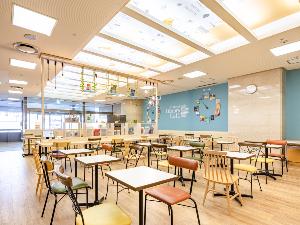 【ライブラリーカフェ】お仕事にも気分転換にも…開放的な空間で、思い思いの時間をお過ごしください。