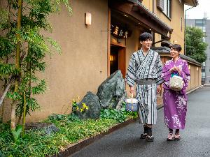【サービス】当館では浴衣を寝巻用と街歩き用の二種類ご用意いたしております。街歩き浴衣でお出かけをお楽しみください。