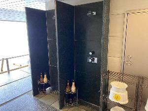 【男性】洗い場（立シャワー2台設置）