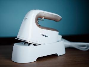 スチームアイロン：お部屋の引き出しにご用意しております