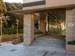 【外観】エントランス・改札を出て右斜め後ろにございます。