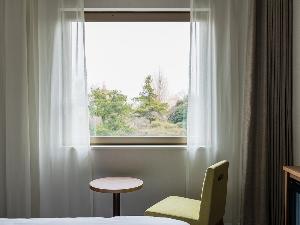 【客室】景色・一部学習院大学構内がご覧いただけるお部屋がございます。都内にありながら緑豊かです。