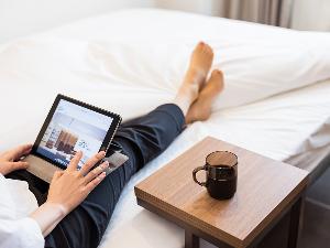 【備品】サイドテーブル・ベッドサイドやデスクの横に置いて使えるサイドテーブルをご用意しております。
