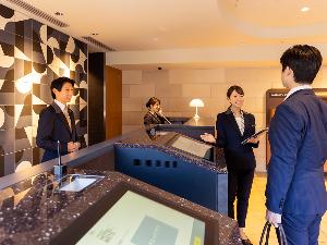 【施設】フロント・フロント係がいつでも応対いたします。お客さまのご要望を伺いますのでお声がけください。