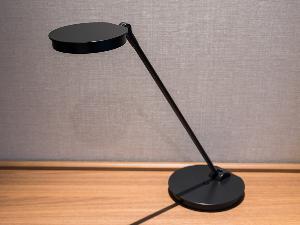 【備品】電気スタンド・全室に電気スタンドをご用意しております。