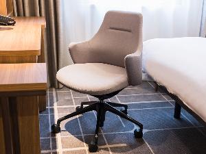 【備品】シングル(Biz style)・OKAMURAのLives Work Chairをご用意しております。