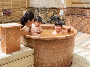 【大浴場・露天】親子みんなで仲良くつぼ湯。