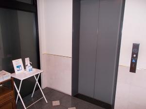 消毒用アルコール エレベーター前