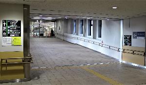 商用施設２Fに繋がる連絡通路を渡ります
