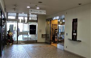 奥の方にホテル入口があります