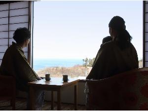 和室海側から見える男鹿の海。館内の客室はどのお部屋からも男鹿の海が見えます。