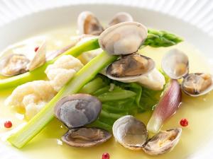 【ポアソン】もちもちとした食感が特徴の乙女鯛や春野菜を香り豊かなベルモット酒で煮込みました。