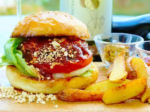 ふらの和牛100％パティと自家製ヤギチーズのバーガー