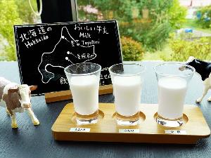 朝食ビュッフェの道産牛乳飲み比べ