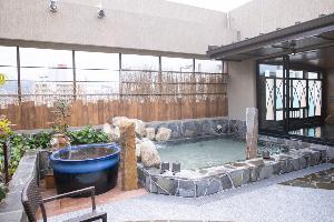 【天然温泉大浴場・男子】露天風呂　（湯温：約42℃～43℃）