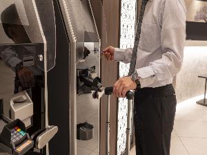 チェックアウトは自動精算機で煩わしさを解消