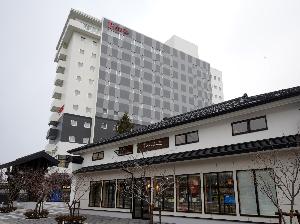 ホテルと同じ敷地内には、お土産店や飲食店等が集まった商業施設もあり便利♪