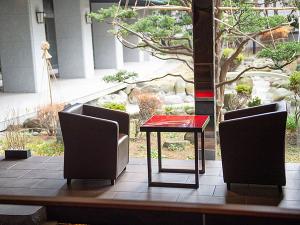 【ウォーターサイドカフェ YUGEN】窓からは静かに鎮座する日本庭園。景観美を眺めながらコーヒーを嗜む。
