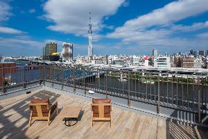 屋上テラスから隅田川もスカイツリーも一望できます♪ご宿泊のお客様でしたら誰でもご利用いただけます。