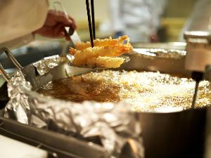 揚げ立てさくさくの天麩羅もご用意しています（イメージ）【夕食ビュッフェ】