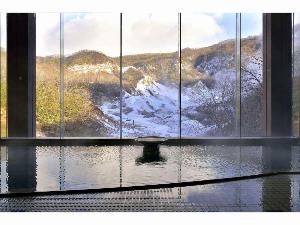 冬には、一面の銀世界が。北海道らしい景色と自慢の泉質をご堪能ください【浴場】