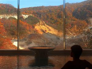 秋も欠かせません。紅葉が映る湯に入浴を【浴場】