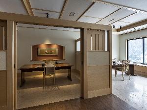 和モダンな設えの半個室風テーブル席にて、お食事をお愉しみください。（イメージ）【湯の里】