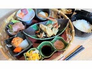 朝食『花かご御膳』お肉一例)中札内鶏の香草焼き