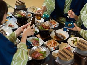 大切な人と気兼ねなくお部屋でお食事を。ご歓談にも華が咲きます（イメージ）【部屋食】