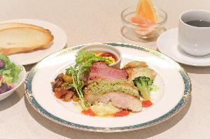 洋食セットメニュー<BR>朝食にはサラダ、スープ、ドリンク、パンまたはライス付き