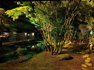 【日本庭園】夜はライトアップされます。
