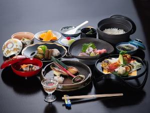 お夕食一例　季節の会席・主菜が魚料理の季節もございます。お献立はホームページからご確認お願いいたします。