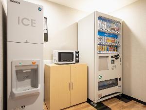 【サービス】自動販売機　2階に自動販売機コーナーがございます。アルコールもご用意しております。