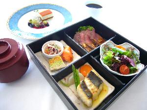 夕食はお部屋でお召し上がり頂ける洋食弁当