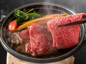 【黒毛和牛芋けんぴすき焼き】城西館のオリジナル料理！芋けんぴの甘さとトマトすき焼きがよく合う