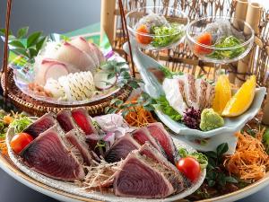 【皿鉢料理】土佐鯛や土佐勘八など新鮮な旬魚の御造りと藁で炙った鰹のタタキを豪快に盛り込んだ皿鉢料理