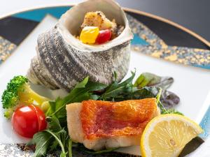 【金目鯛ローストとサザエの豆乳グラタン】程よく脂がのった金目鯛にコリコリ食感のサザエは豆乳グラタンで