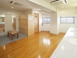 男性展望風呂更衣室。リターン式のコインロッカーをご用意しております。