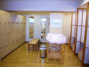 女子展望風呂更衣室。リターン式のコインロッカーをご用意しております。
