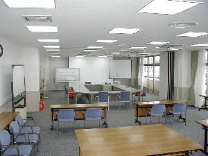 ２階には会議室があり企業研修も承っております。