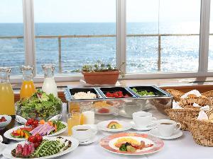 海を見ながらゆっくりとご朝食をお召し上がり下さい（洋食イメージ）