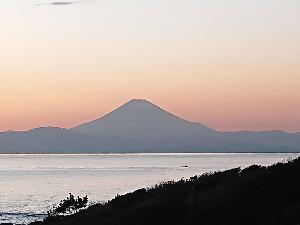 夕焼けに染まる富士山