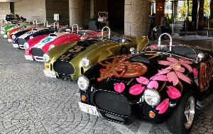 日本初公道アトラクション「ベビコブ」です。伝説的なスポーツカーを軽自動車で再現した市販されていないオープンカーで長良川をドライブ出来ます。AT社なので女性でも安心して運転出来ます。