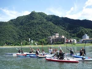 海外で人気急上昇のサップが清流長良川で体験出来ます。公認インストラクターが丁寧にレクチャーしますのでお子様でも体験出来ます。