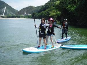 サーフィンのように波の流れに乗る感覚とはまた違う楽しさがあります。