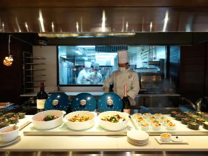 ◆夕食ビュッフェ一例／オープンキッチンから出来たて料理を提供！