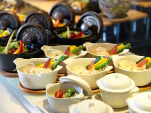 ◆夕食ビュッフェ一例／地の食材を活かした温かなお料理はほっとする美味しさ
