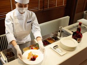 ◆夕食ビュッフェ一例／パティシエが目の前で仕上げる季節のデザートプレート