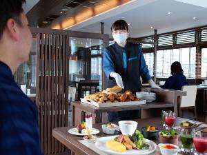 ◆朝食ビュッフェ一例／クロワッサンなどの焼きたてパンをワゴンサービス！