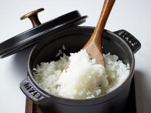 ◆朝食ビュッフェ一例／ダッチオーブンで炊き上げたごはんは温かいものをお席へ